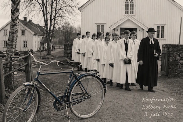 Konfirmasjon i 1966 ved Solberg kirke med konfirmanter og sykkel